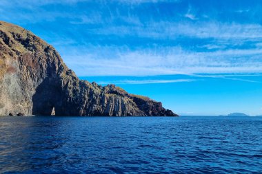 Okyanusta ya da denizde küçük adalar. Volkanik kayalar