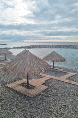 Boş bir tropik plaj. Yağmur mevsimi. Dinlenmenin yasağı