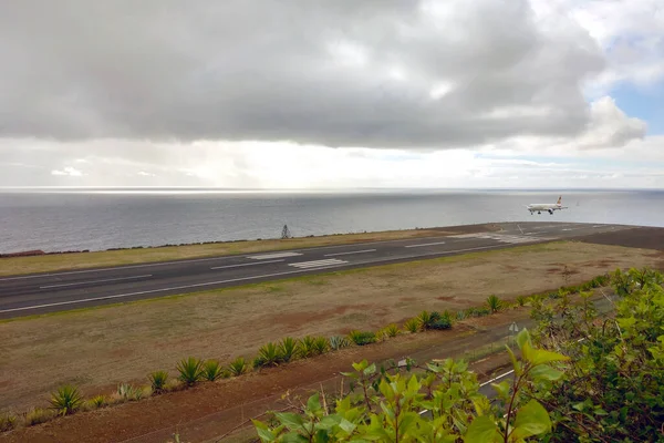 Madeira, Portekiz, 24 Kasım 2022: Funchal Havalimanı, Madeira 'ya iniş yapan uçak
