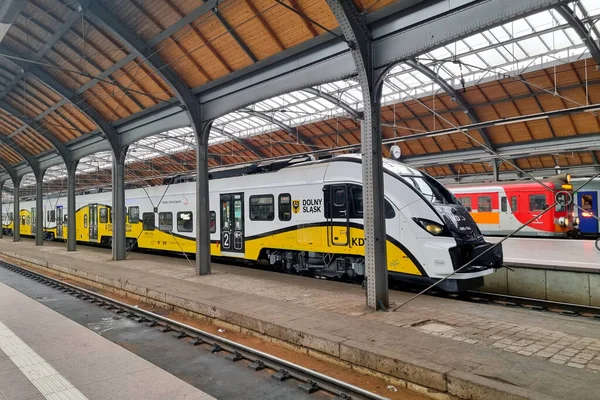 Wroclaw, Polonya, 15 Ekim 2022: istasyon platformundaki modern tren