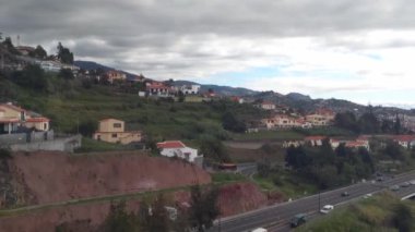 Teleferikle Funchal şehrinin manzarası. Madeira adasında bir şehir