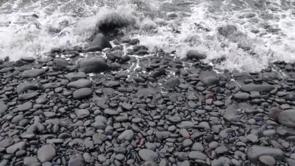 Берег Катится Волна Моря Океана Вулканическая Галька Природа Мистический Фон — стоковое видео