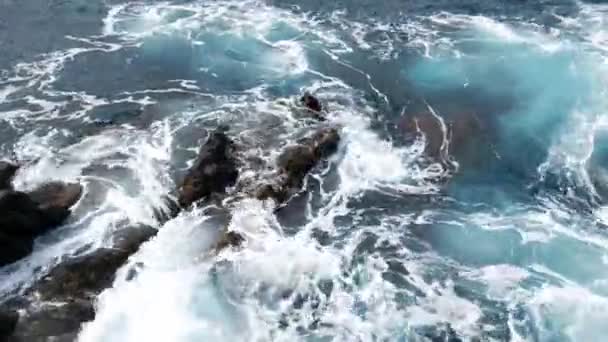 Pohled Výšky Vln Které Lámou Skalách Pobřeží Tyrkysová Voda Umývá — Stock video