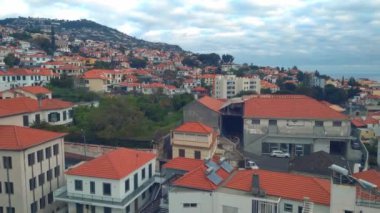 Madeira, Portekiz, 24 Kasım 2022: Teleferikle Funchal şehri manzarası