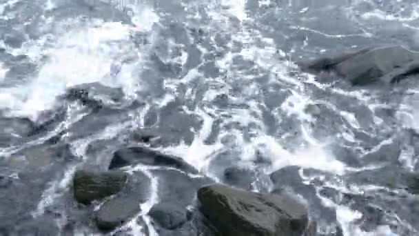 Волны Омывают Темный Вулканический Пляж Вулканические Породы — стоковое видео