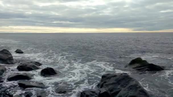 Ηλιοβασίλεμα Δίπλα Στη Θάλασσα Στον Ωκεανό Κύματα Κυματίζουν Στην Ακτή — Αρχείο Βίντεο