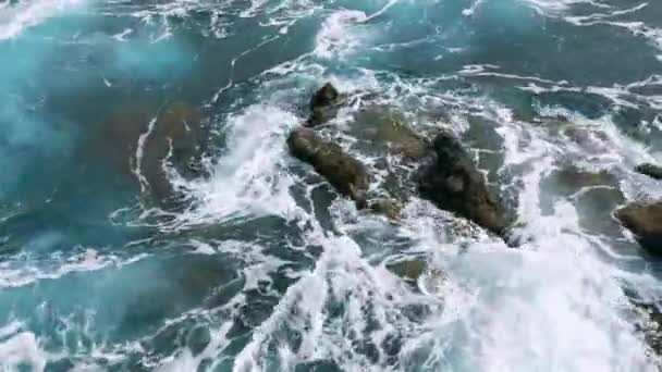Aerial View Footage Turquoise Waves Ocean Sea Waves Crash Rocks — Stock video