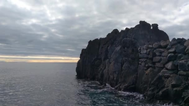 Malerischer Sonnenuntergang Der Küste Der Insel Wellen Brechen Felsen Wasser — Stockvideo