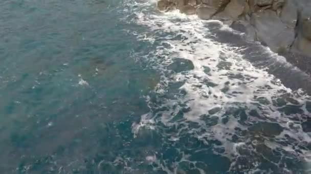 파도는 바위와 부딪치게 됩니다 — 비디오