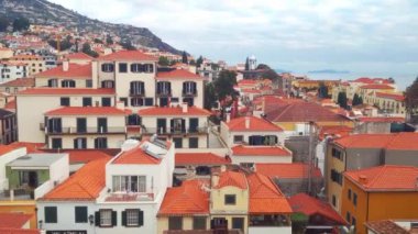 Funchal şehrindeki adanın yamacındaki evlerin manzarası