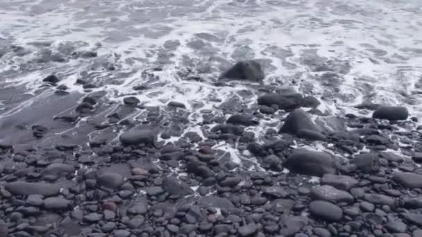 Die Wellen Spülen Die Felsen Vulkanische Felsen Der Insel Naturkatastrophen — Stockvideo