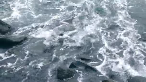 Sopečné Skály Pobřeží Jsou Omývány Vlnami Oceánu Nebo Moře — Stock video