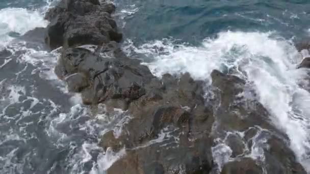 Vlny Oceánu Smývají Skály Pobřeží Výšky — Stock video