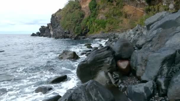 Fale Oceanu Myją Wybrzeże Kamienie Wyspy — Wideo stockowe