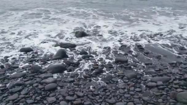 Die Wellen Schwappen Über Den Vulkanstrand Der Insel Oder Des — Stockvideo