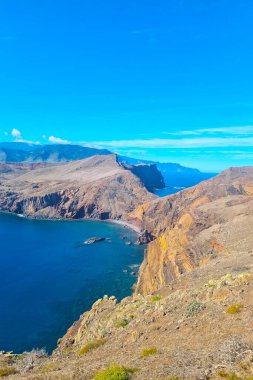 Okyanustaki dağların yamaçlarının manzarası. Doğanın arka planı. Volkanik kayalar