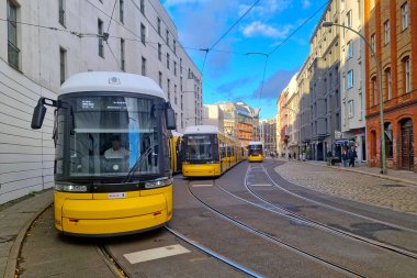 Berlin, Almanya, 2 Ekim 2022: modern tramvay istasyonu. Temiz ve çevre dostu bir şehir taşımacılığı.