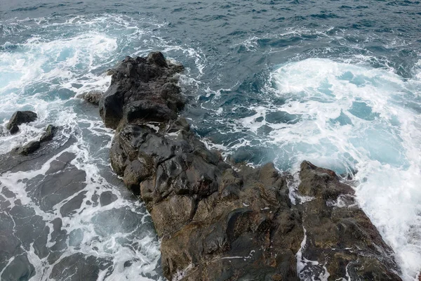 Widok Drona Fale Skały Oceanie — Zdjęcie stockowe