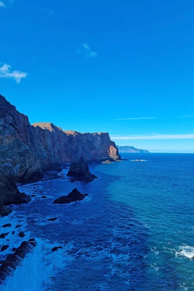 Okyanusun Mavi Suyu Dağ Yamacı Adanın Kıyısı — Stok fotoğraf