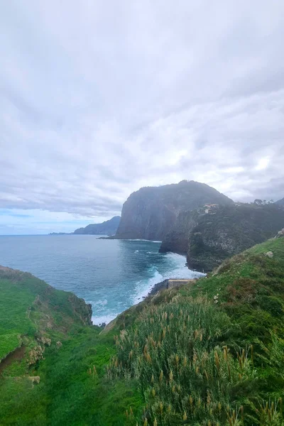 Krásný Zelený Ostrov Madeira Oceánu Vlny Atlantského Oceánu Vyplavují Pobřeží — Stock fotografie