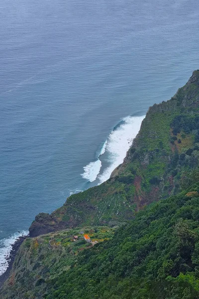 Dağın Yeşil Yamacından Okyanustan Dron Görüntüsü — Stok fotoğraf