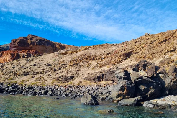 島の明るい斜面は火山岩です — ストック写真