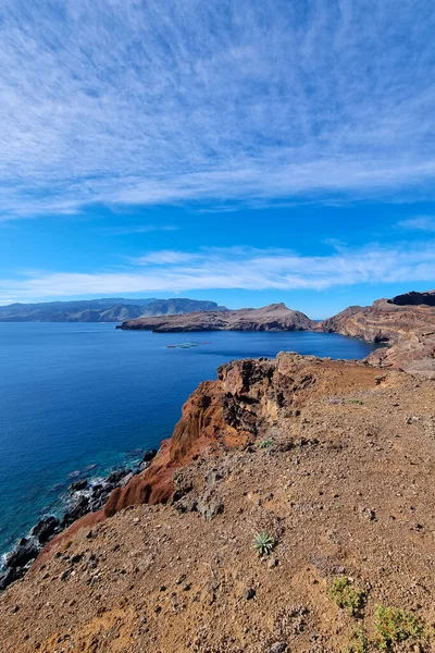 Okyanustaki Adaların Manzarası Dağların Arka Planı — Stok fotoğraf