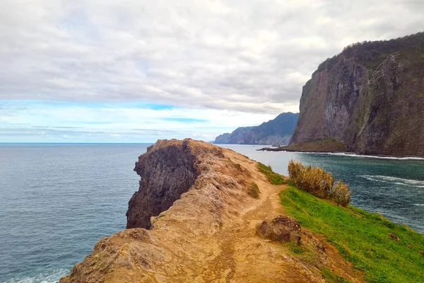 Atlantik Okyanusu Ndaki Madeira Adasının Kayalık Kıyıları Dağların Okyanusun Yamaçları — Stok fotoğraf