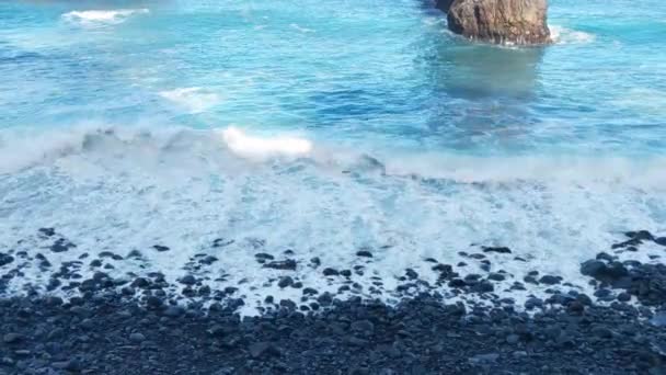 Blauwe Golven Van Zee Oceaan Rollen Rotsachtige Kust — Stockvideo