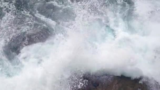 Letecký Pohled Vlny Narážející Skály Při Nárazu Postříkejte Vodou Pěnou — Stock video