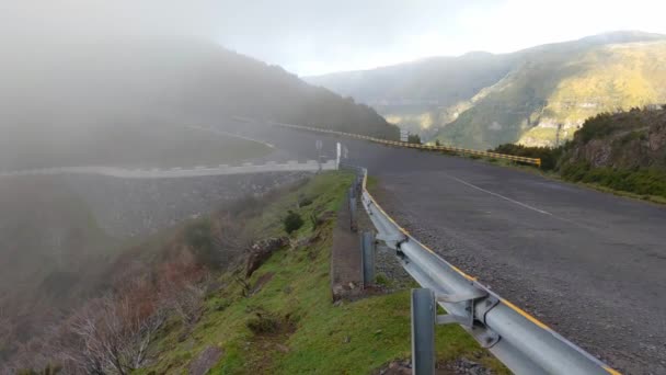 山道で濃い霧 危険な山の中で高い運転 危険よ 絵のように美しい山道 — ストック動画