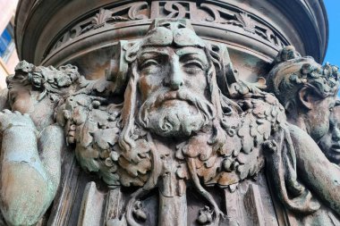 Berlin, Almanya, 2 Ekim 2022 ışıklandırma direkleri üzerine resim gibi heykel