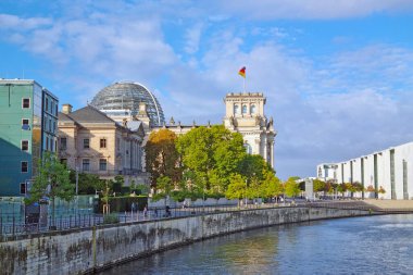 Berlin, Almanya, 2 Ekim 2022: Berlin 'deki Bundestag' ın görüntüsü