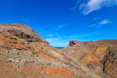 Okyanustaki bir adada parlak dağ kayaları