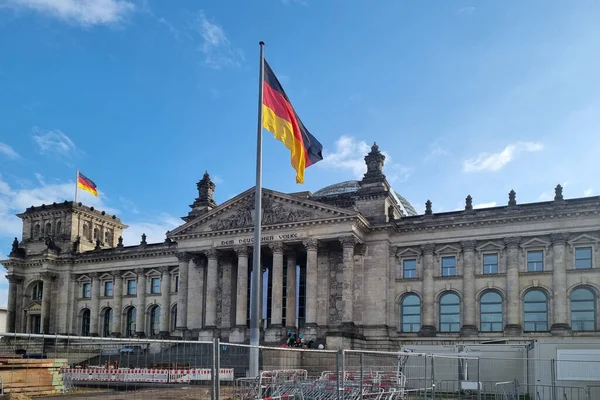 2022年10月2日ドイツ ベルリン ドイツ国旗がブンデスタグの建物の風になびく — ストック写真