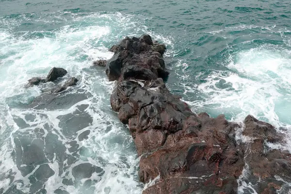 Okyanus Denizdeki Kayalık Oluşumların Görüntüsü Dalgalar Kayaları Yıkar — Stok fotoğraf