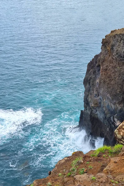 Vista Desde Una Altura Roca Las Olas Del Océano Mar — Foto de Stock