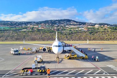 Madeira, Portekiz, 25 Kasım 2022: Yolcular Funchal, Madeira Adası 'ndaki havaalanından uçağa biniyor