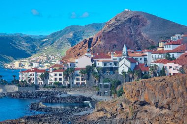 Madeira, Portekiz, 25 Kasım 2022: Atlantik Okyanusu 'ndaki Madeira adasındaki evlerin güzel manzarası