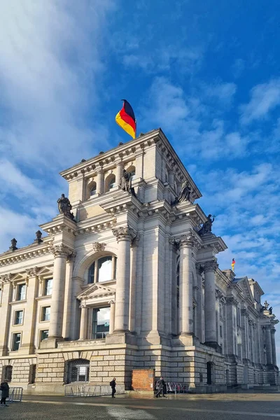 Berlin Németország 2022 Október Német Zászló Lobogtatja Bundestag Épületet — Stock Fotó