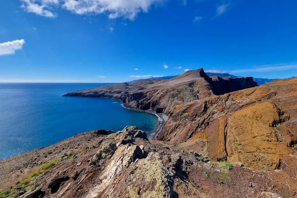 海や海の島の山々の美しい明るい斜面 — ストック写真