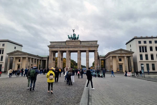 ベルリン ドイツ 2022年10月2日 観光客とベルリンのブランデンブルク門 観光名所 — ストック写真