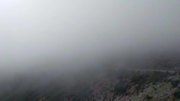 Dichter Nebel Hoch Den Bergen Gefährliches Autofahren Den Bergen — Stockvideo