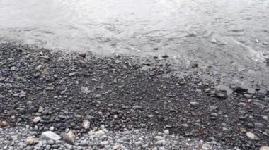 Bir adanın ya da plajın kayalık kıyıları. Denizde dinlen.