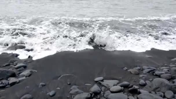 Vulkanisch Strand Golven Wassen Het Strand Van Het Eiland — Stockvideo