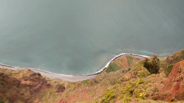 从山坡和大海的高处观看 海洋的海岸 — 图库视频影像