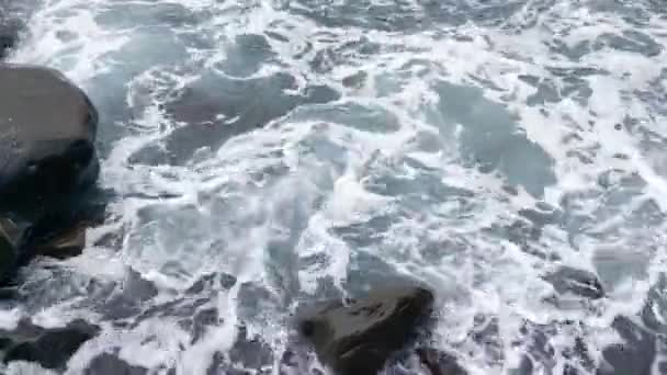 Vlny Valí Přes Skály Sopečné Skály Pláž Ostrově — Stock video