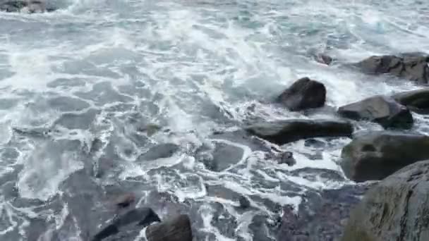 Detailní Záběr Vlny Omývající Skály Pobřeží — Stock video