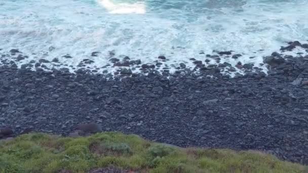 위에서 바라보면 바다의 해안이 보인다 해변으로 밀려드는 — 비디오