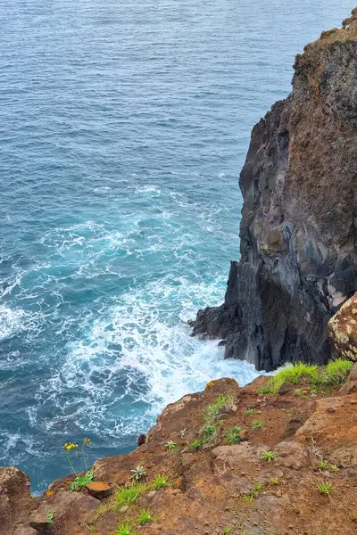 Dalga Kayaya Çarpar Çarpışmadan Dolayı Köpük Suyun Gücü — Stok fotoğraf